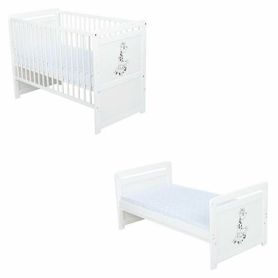 Patut din lemn bebe, Transformabil si pentru junior, 120x60 cm, Multifunctional, Din lemn de pin si mdf, Stabil si rezistent, Inaltime saltea reglabila pe 3 nivele, Laterala cu 3 bete detasabile, EN716-1, EN716-2, Alb, Babyneeds, Nadia II, Girafa