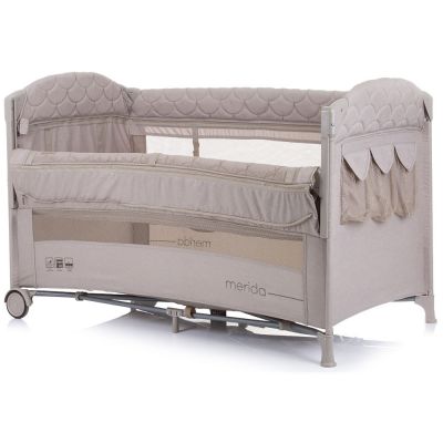Patut Chipolino Merida sand linen cu laterala culisanta, pliabil, cu laterala culisanta, sistem side-sleeping, roti cu sistem blocare, buzunar depozitare