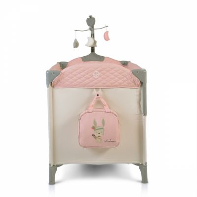 Patut pliabil de calatorie 3in1 Cangaroo Indiana Pink cu 2 nivele, laterala culisanta, organizator haine cu 4 compartimente, segmente plasa de ventilatie, geanta accesorii, saltea si carusel