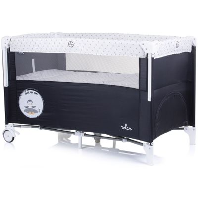 Patut Chipolino Relax ebony pliabil, cu laterala culisanta, sistem side-sleeping, 2 nivele, usita cu fermoar, roti cu blocare, geanta de transport inclusa, standard European EN716-1