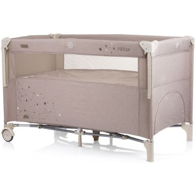 Patut Chipolino Relax sand linen cu laterala culisanta pliabil, cu laterala culisanta, sistem side-sleeping, buzunar, usita cu fermoar, roti cu blocare, geanta de transport inclusa, standard European EN716-1