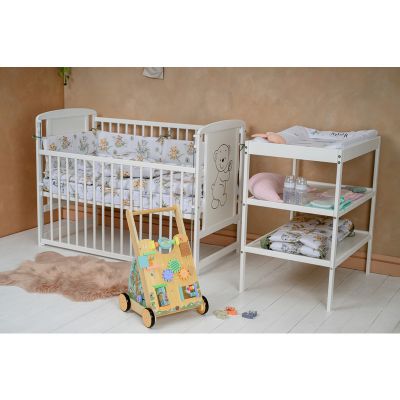 Babyneeds - Patut din lemn de pin Timmi 120x60 cm Cu laterala culisanta, EN716-1, EN716-2, Inaltime saltea reglabila pe 3 nivele, Laterala cu 3 bete detasabile, Alb + Saltea 10 cm + Qmini - Masuta de schimbat, 70x50 cm, Alb