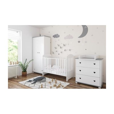 Patut din lemn pentru copii, Nichiduta Sisi White, design modern cu somiera reglabila pe 3 inaltimi distincte, margine din silicon pentru protectie dintisori, sistem cu 2 bare detasabile, dimensiuni exterioare 124x65x100 cm