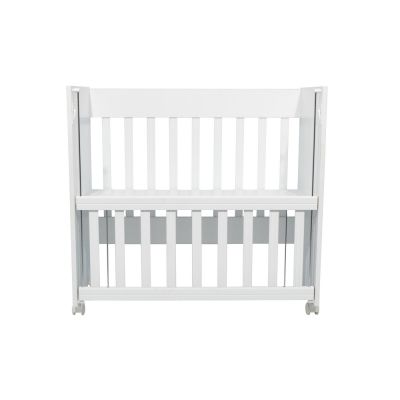 Patut din lemn pentru copii Nichiduta Mini Cot White, cu laterala culisanta, somiera reglabila pe 4 nivele de inaltime, roti cu blocare, margini rotunjite, dimensiuni exterioare 94 x 46 x 88 cm