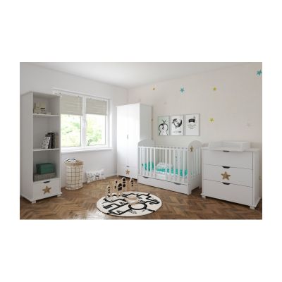 Patut din lemn pentru copii Nichiduta Little Star White, cu Sertar montat pe ghidaje cu role, somiera reglabila pe 3 inaltimi distincte, margine din silicon pentru protectie dintisori, dimensiuni exterioare 124 x 65 x 101 cm