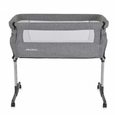 Patut co-sleeper pentru bebelusi Moni Mika Gri cu inaltime reglabila pe 7 nivele,Roti cu frana,Laterala detasabila,2 Buzunare depozitare,Laterale din plasa ventilatie,Curele pentru fixare la patul parintilor,Saltea inclusa