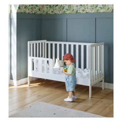 Patut din lemn si MDF pentru copii Nichiduta Bambi Alb, margine din silicon pentru protectie dintisori, vopsele ecologice pe baza de apa, dimensiuni interioare 120x60 cm