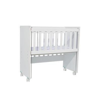 Set Patut din lemn Nichiduta Mini Cot White cu laterala culisanta,somiera reglabila pe 4 nivele de inaltime,Roti cu blocare si Margini rotunjite + Saltea cocos-burete cu detasabila cu fermoar Dreamillo Bunny 90x40 cm