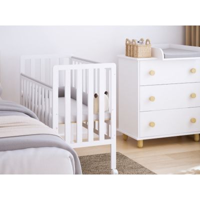 Patut din lemn Bambi alb cu laterala culisanta, roti cu blocare si protectie silicon pentru dentitie, 100 x 50 cm