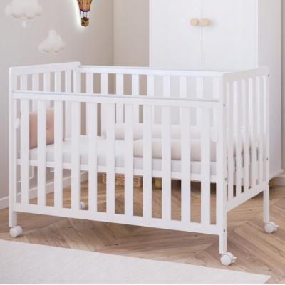 Patut din lemn Bambi alb cu laterala culisanta, roti cu blocare si protectie silicon pentru dentitie, 120 x 60 cm