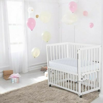 Patut co-sleeper Qmini Dalia Alb, multifunctional, 90x50 cm, din lemn de pin, reglabil pe orice treapta de inaltime la patul parintilor, sistem de ancorare si roti cu frana incluse + Saltea 8 cm