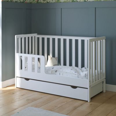 Patut din lemn si MDF pentru copii Nichiduta Bambi Alb cu sertar pe roti,bariera de protectie,2 bare detasabile,vopsele ecologice ,margini rotunjite,dimensiuni interioare 120x60 cm