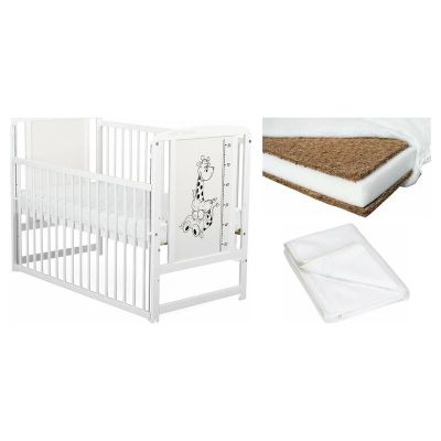 Set Patut din lemn bebe Babyneeds, Timmi Girafa cu laterala culisanta, 120x60 cm, Alb + Saltea patut bebe, Cocos Confort II, Cu fibre de cocos si strat de burete, 120x60x10 cm + Protectie impermeabila, Pentru patuturi 120x60 cm, Alb